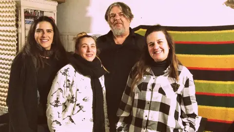 Maxi Areñes coles moces de 6 Riales, que colaboren nel tema Maxi Areñes coles moces de 6 Riales, que colaboren nel tema