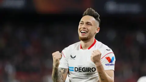 El atacante argentino del Sevilla Lucas Ocampos celebra su gol, el segundo de su equipo durante el encuentro de ida de la ronda preliminar de UEFA Liga Europa que Sevilla FC y PSV Eindhoven disputaron en el estadio Sánchez-Pizjuán. El atacante argentino del Sevilla Lucas Ocampos celebra su gol, el segundo de su equipo durante el encuentro de ida de la ronda preliminar de UEFA Liga Europa que Sevilla FC y PSV Eindhoven disputaron en el estadio Sánchez-Pizjuán.