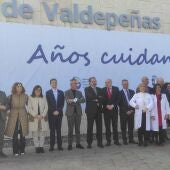 Foto familia previa acto institucional 50 aniversario Hospital Valdepeñas