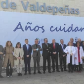 Foto familia previa acto institucional 50 aniversario Hospital Valdepeñas Foto familia previa acto institucional 50 aniversario Hospital Valdepeñas