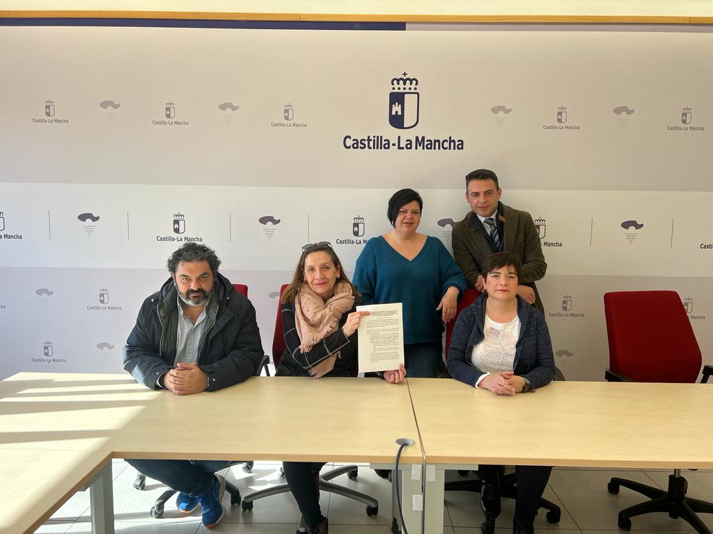 UGT y CCOO firman un acuerdo con Centenari para el pago de los atrasos a los trabajadores UGT y CCOO firman un acuerdo con Centenari para el pago de los atrasos a los trabajadores
