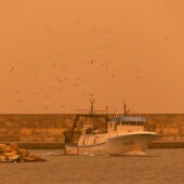 Imagen de archivo de un barco pesquero en el puerto de Motril, en Granada, afectado por la calima