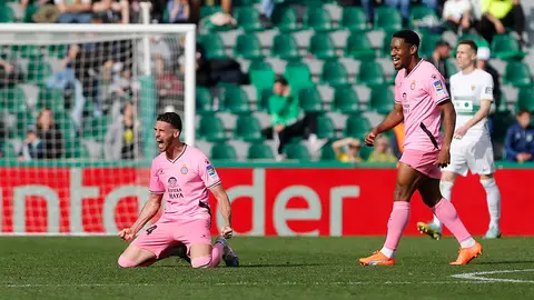 El centrocampista del Espanyol Brian Oliván (i) celebra la victoria ante el Elche al finalizar el encuentro El centrocampista del Espanyol Brian Oliván (i) celebra la victoria ante el Elche al finalizar el encuentro