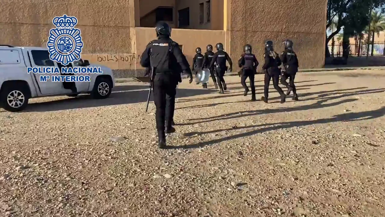 Agentes de la Policía Nacional durante la operación antidroga desarrollada en Elche. Macro operación de la Policía Nacional contra el tráfico de droga en el barrio Los Palmerales de Elche