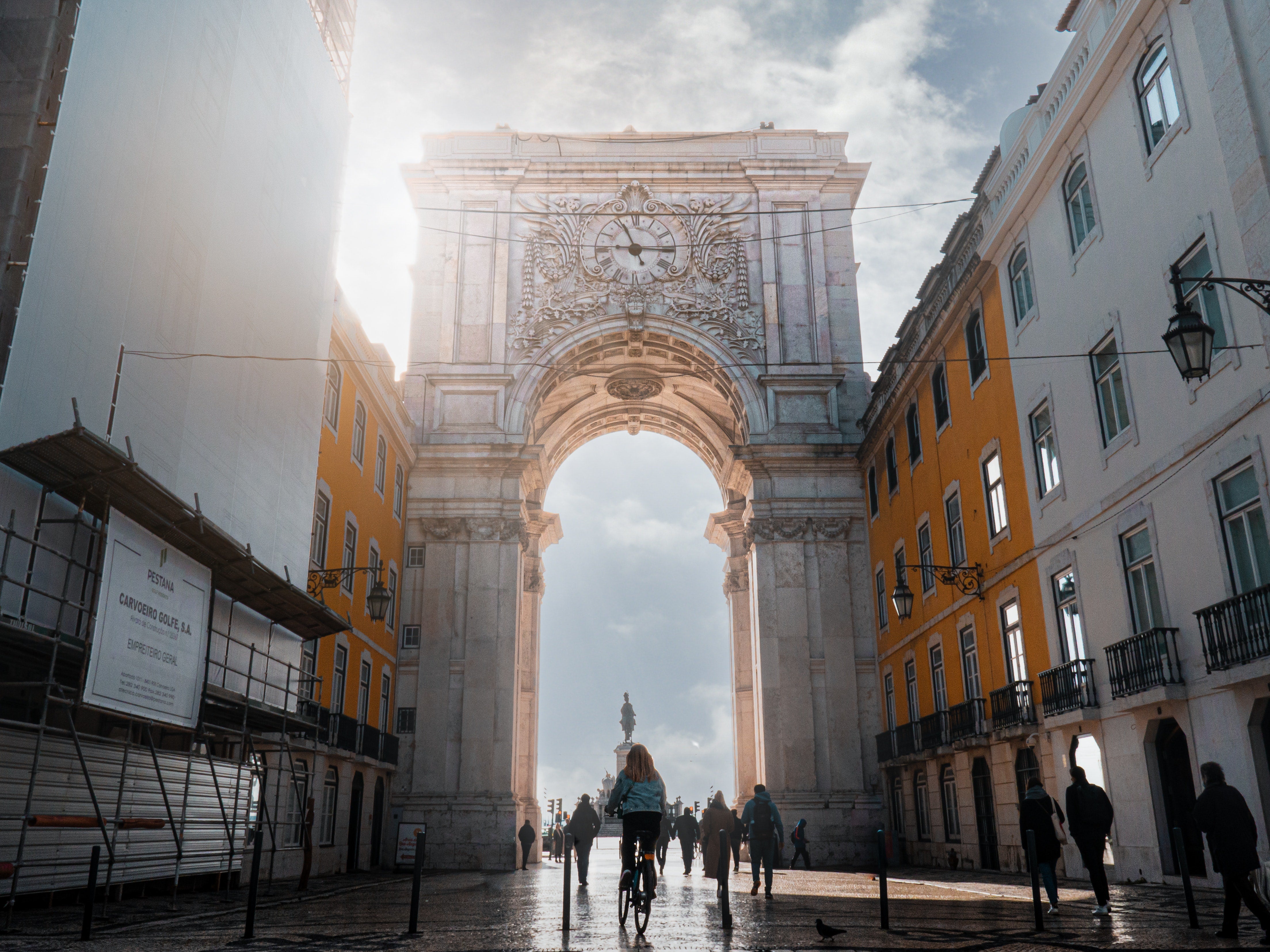 El plan de Portugal para atajar la crisis de vivienda: prohíbe nuevos pisos turísticos y pone fin a los 'visados de oro' El plan de Portugal para atajar la crisis de vivienda: prohíbe nuevos pisos turísticos y pone fin a los 'visados de oro'