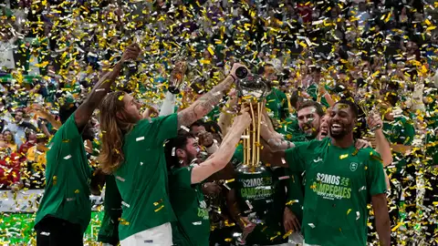 Unicaja corona una histórica Copa del Rey levantando el título ante el Tenerife Unicaja corona una histórica Copa del Rey levantando el título ante el Tenerife