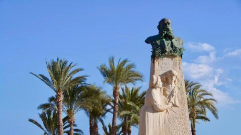 Estatua del Dr. Esqurdo en la Vila Joiosa Estatua del Dr. Esqurdo en la Vila Joiosa