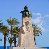 Estatua del Dr. Esqurdo en la Vila Joiosa Estatua del Dr. Esqurdo en la Vila Joiosa