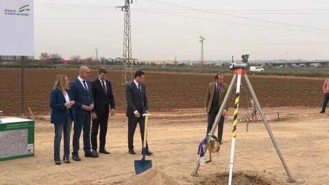 De dcha a izq. El presidente de la Junta; el delegado del Gobierno en Andalucía; el alcalde de Sevilla y la consejera de Fomento