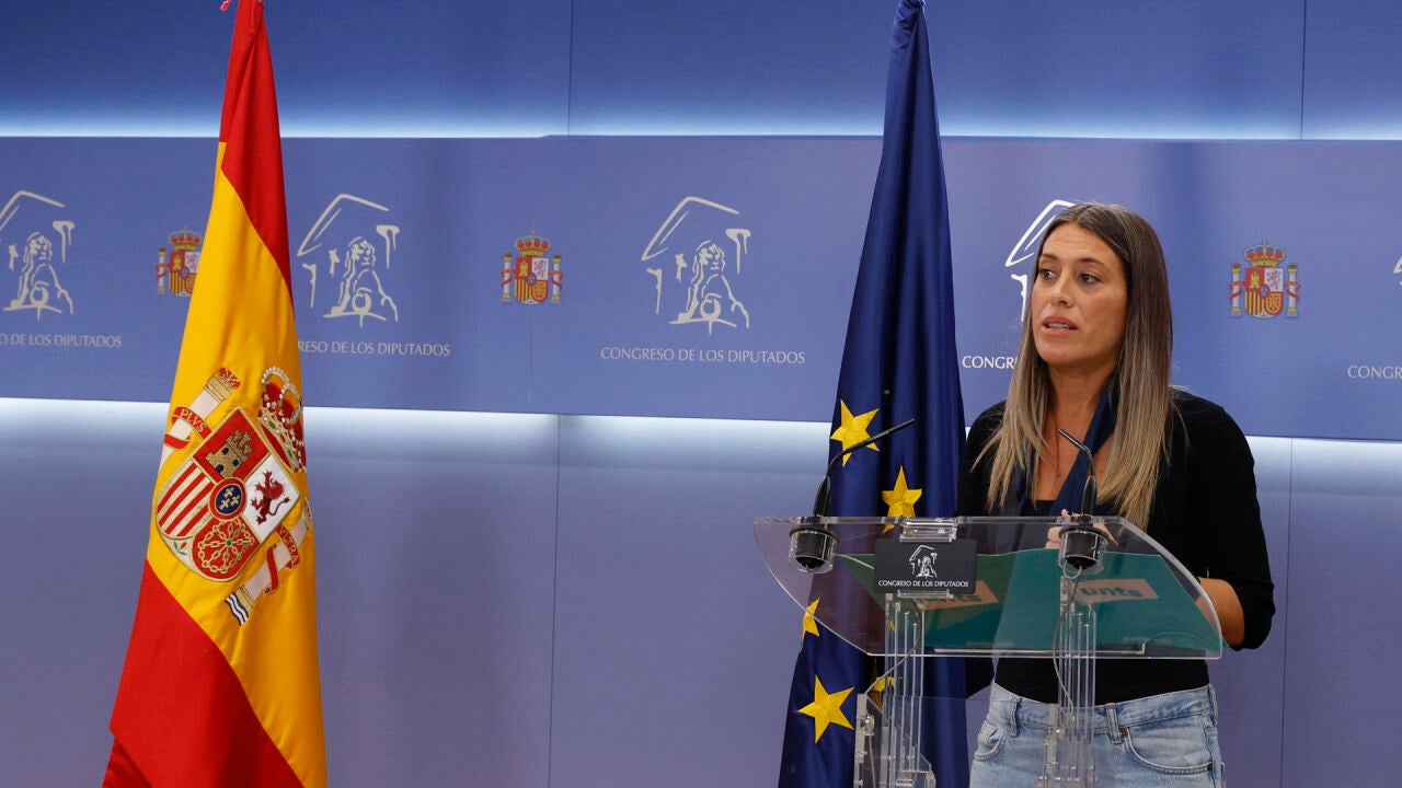 Míriam Nogueras Desplaza La Bandera De España Antes De Comparecer En La ...