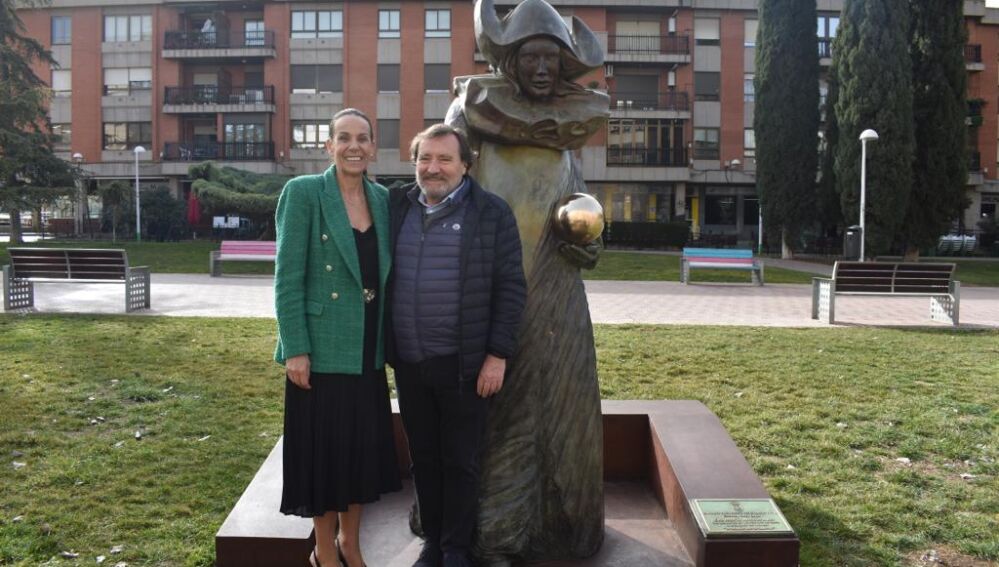 Masías y "Kiriko" junto a la escultura