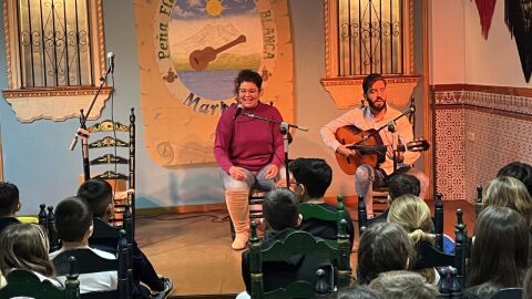 Alumnado del CEIP Xarblanca disfrutando de una actuaci&oacute;n flamenca