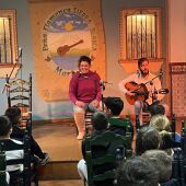 Alumnado del CEIP Xarblanca disfrutando de una actuación flamenca
