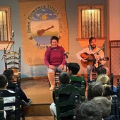 Alumnado del CEIP Xarblanca disfrutando de una actuación flamenca Alumnado del CEIP Xarblanca disfrutando de una actuación flamenca