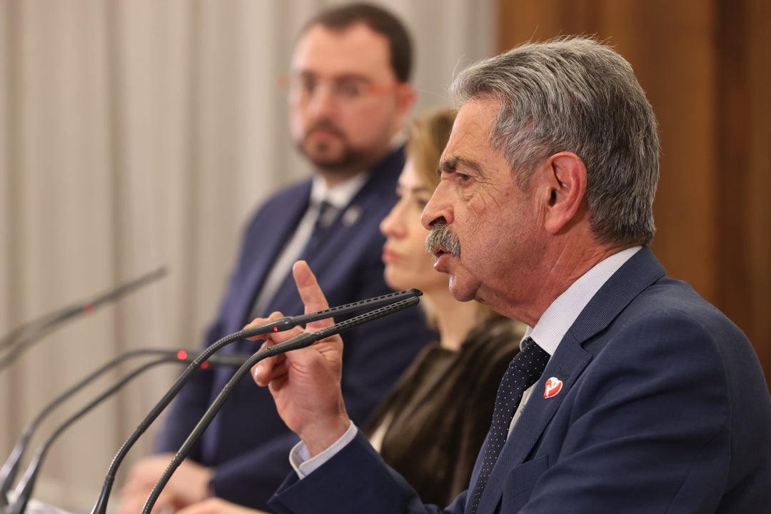 Miguel Ángel Revilla, sobre la polémica de los trenes: "Es impresentable, esto no ocurre ni a nivel de una junta de vecinos" Miguel Ángel Revilla, sobre la polémica de los trenes: "Es impresentable, esto no ocurre ni a nivel de una junta de vecinos"