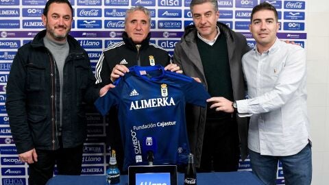Jos&eacute; Moro, presidente del Real Oviedo femenino, Joseba Aguirre, nuevo entrenador, Mart&iacute;n Pel&aacute;ez, presidente del Real Oviedo, y Marcos Su&aacute;rez, director deportivo del Real Oviedo femenino