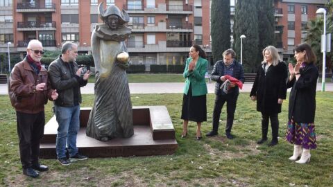 Descubrimiento de una placa conmemorativa de la compra de la escultura por el Ayuntamiento