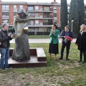 Descubrimiento de una placa conmemorativa de la compra de la escultura por el Ayuntamiento