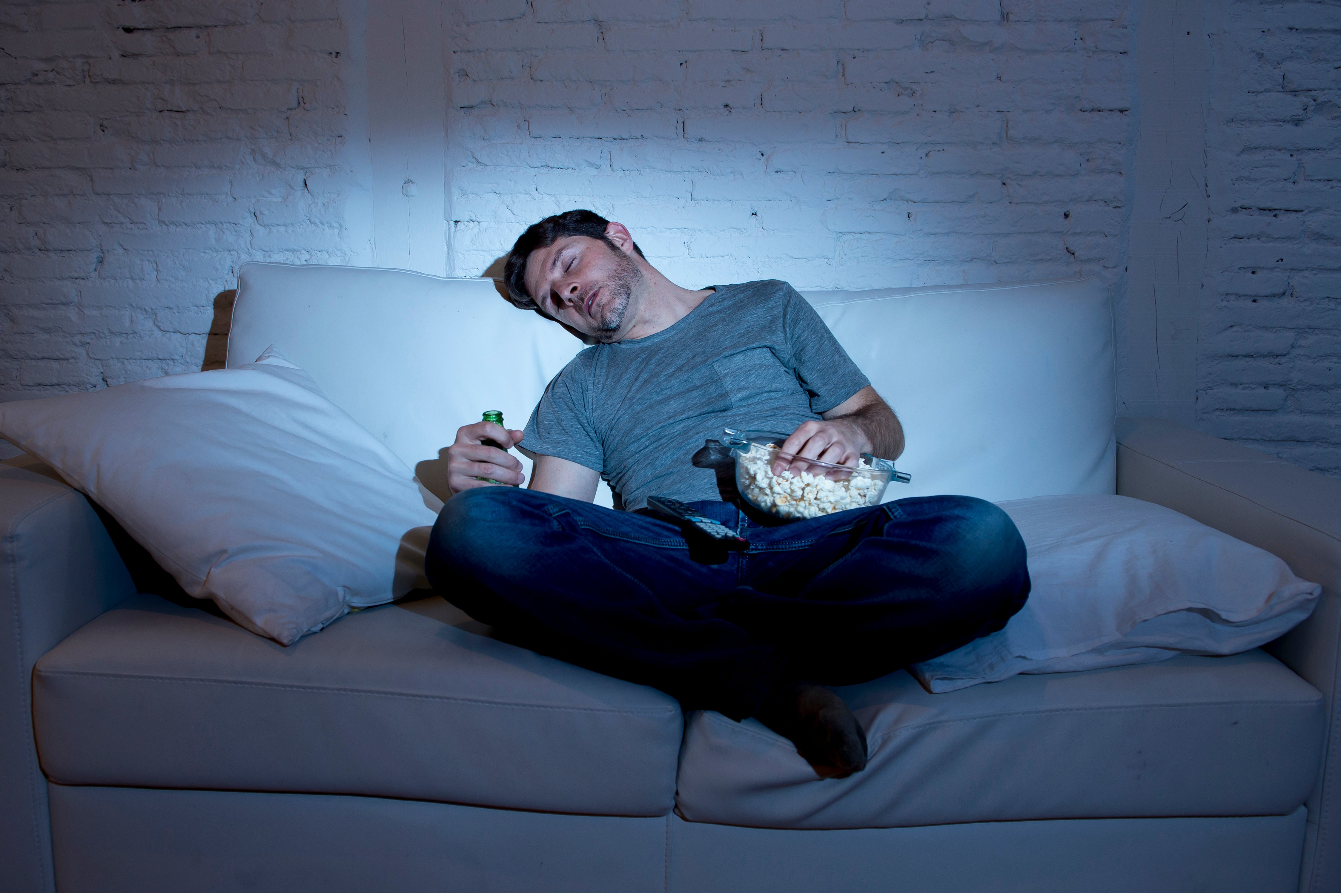Por qué siempre me quedo dormido viendo películas o series: estos pueden ser los motivos, según los expertos Por qué siempre me quedo dormido viendo películas o series: estos pueden ser los motivos, según los expertos