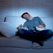 Por qué siempre me quedo dormido viendo películas o series: esto dicen los expertos