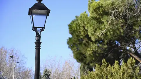 Luminaria de tecnología LED en el Parque Demetrio Ducas de Alcalá de Henares Luminaria de tecnología LED en el Parque Demetrio Ducas de Alcalá de Henares