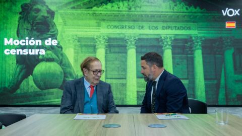 Tamames (i) y Abascal (d) charlan sobre la moción de censura en la sede nacional de Vox