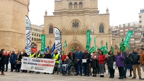 CSIF y SPPLB se concentran en la plaza Mayor para exigir que se ejecuten las mejoras pendientes en la Policía Local de Castellón CSIF y SPPLB se concentran en la plaza Mayor para exigir que se ejecuten las mejoras pendientes en la Policía Local de Castellón
