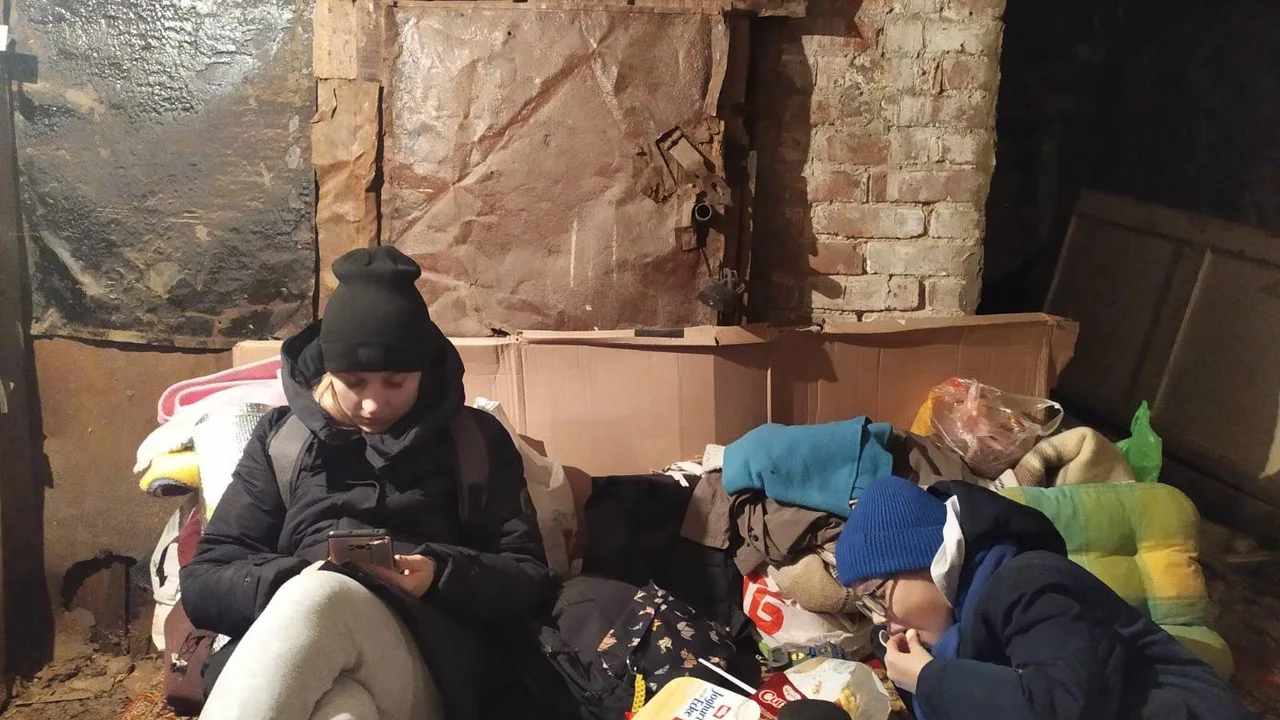 Imagen de una ciudadana ucraniana junto a su hijo en un refugio