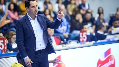 Guillermo Arenas, entrenador del Alimerka Oviedo Baloncesto, en el partido de Burgos