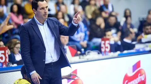 Guillermo Arenas, entrenador del Alimerka Oviedo Baloncesto, en el partido de Burgos Guillermo Arenas, entrenador del Alimerka Oviedo Baloncesto, en el partido de Burgos