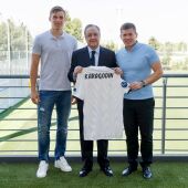 El agente de futbolistas ucraniano Maksym Karagodin junto a Florentino Pérez y Lunin