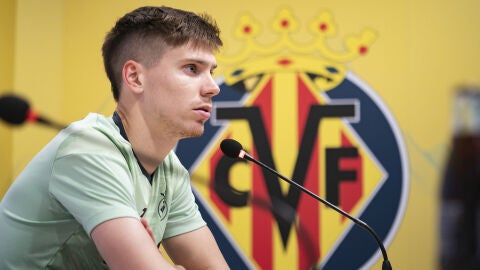 Juan Foyth durante una rueda de prensa
