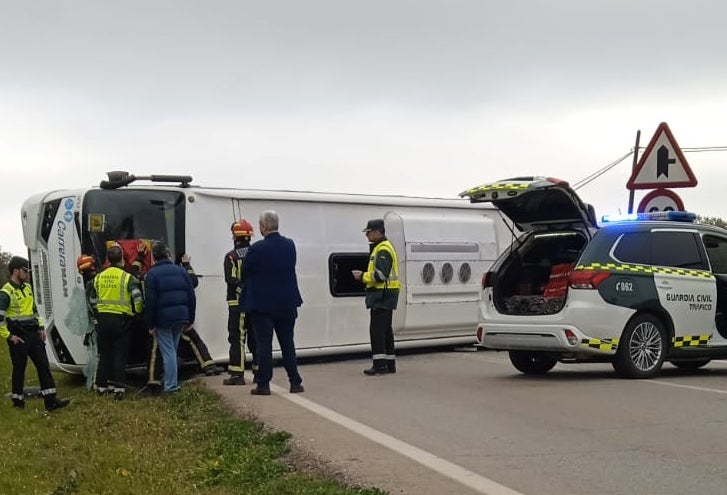El vuelco del autobús en la carretera A-342 en Cabra se salda con tres niños y un adulto heridos El vuelco del autobús en la carretera A-342 en Cabra se salda con tres niños y un adulto heridos