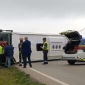 El vuelco del autobús en la carretera A-342 en Cabra se salda con tres niños y un adulto heridos
