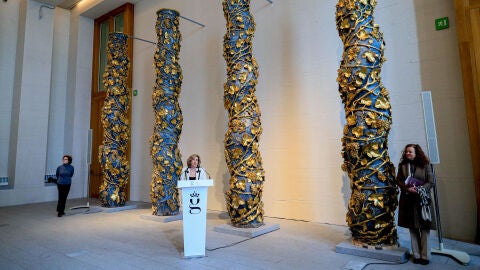 La presidenta de Patrimonio Nacional, durante la presentaci&oacute;n de las columnas reci&eacute;n restauradas expuestas en el Palacio Real.