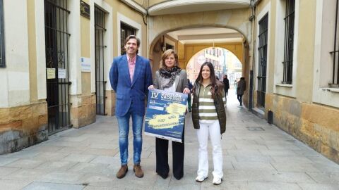 Toni S&aacute;nchez Casado, presidente del Club Multideportes Oviedo, junto a Concepci&oacute;n M&eacute;ndez, concejala de deportes de Oviedo, en la presentaci&oacute;n del cuarto duatlon cross de oviedo