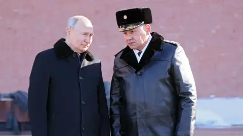 El presidente ruso, Vladimir Putin, y el ministro de Defensa, Sergei Shoigu El gabinete: ¿vuelven los viejos bloques de la Guerra Fría?