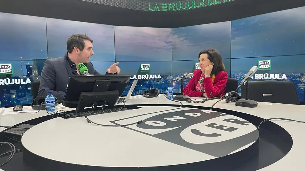 Margarita Robles, con Rafa Latorre en 'La br&uacute;jula'.
