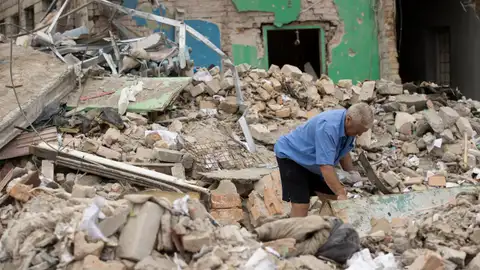 Empleados trabajan en recoger los escombros de un taller que fue atacado por un misil ruso, en Dnipro (Ucrania). Empleados trabajan en recoger los escombros de un taller que fue atacado por un misil ruso, en Dnipro (Ucrania).