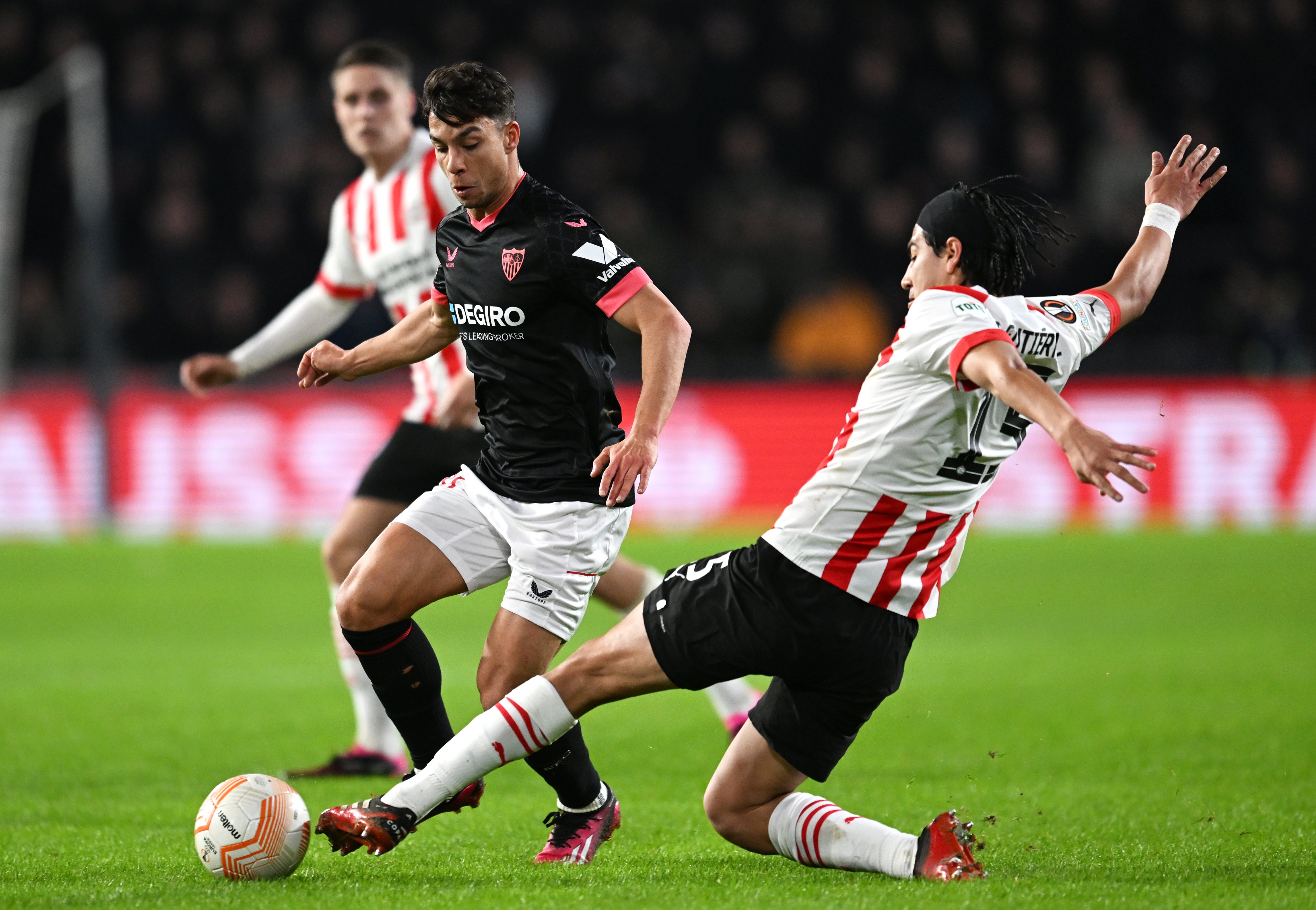 El Sevilla se mete en octavos de la Europa League con sufrimiento y derrota ante el PSV El Sevilla se mete en octavos de la Europa League con sufrimiento y derrota ante el PSV