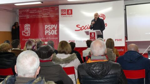 Imagen reciente del acto de homenaje al ex alcalde Joaqu&iacute;n Garc&iacute;a en la reapertura de la sede socialista de Torrevieja, en la Casa del Pueblo