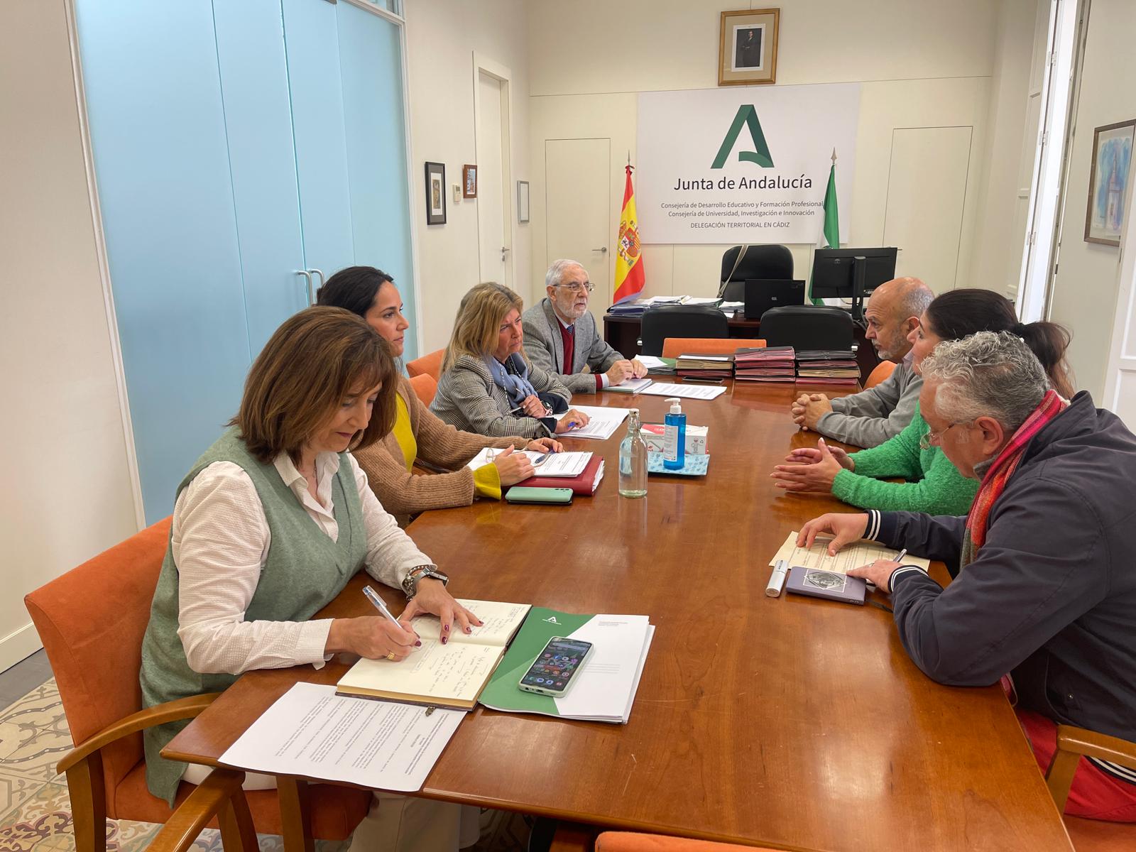 Junta de Andalucía y Flampa Chiclana analizan el estado de la educación en la ciudad Junta de Andalucía y Flampa Chiclana analizan el estado de la educación en la ciudad