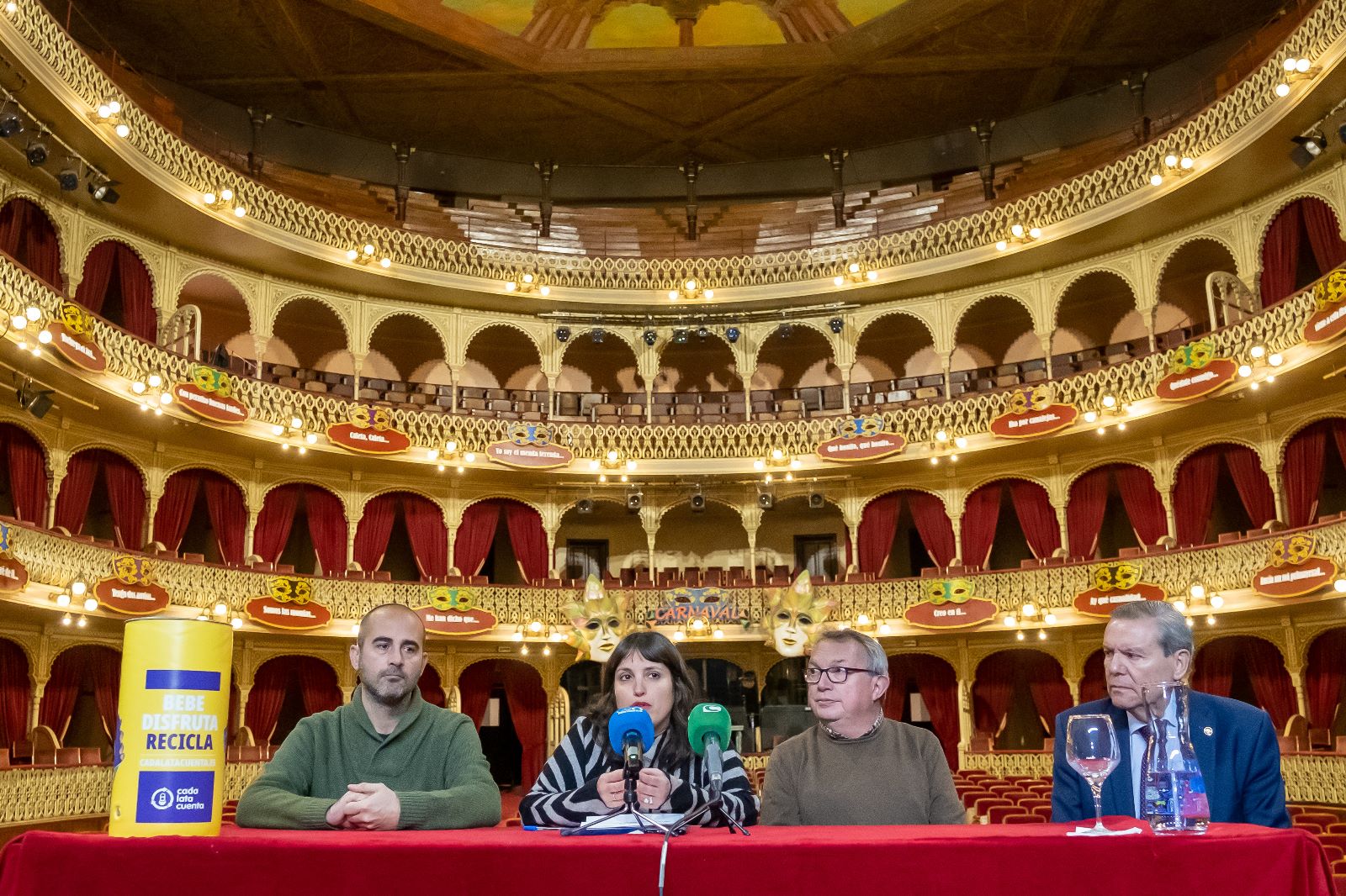 El Ayuntamiento de Cádiz impulsa una campaña para fomentar el reciclaje de latas en Carnaval El Ayuntamiento de Cádiz impulsa una campaña para fomentar el reciclaje de latas en Carnaval