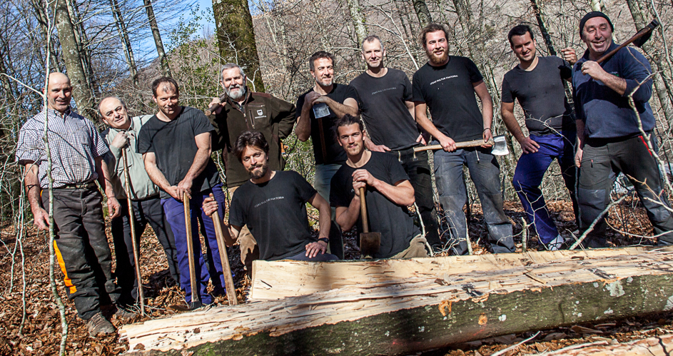 “Ataunen arraunen” rescata la elaboración de remos para los grandes buques de la época “Ataunen arraunen” rescata la elaboración de remos para los grandes buques de la época