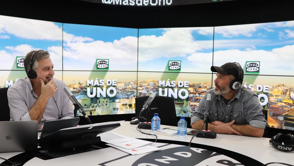 El periodista Xavier Aldekoa con Carlos Alsina en 'Más de uno'
