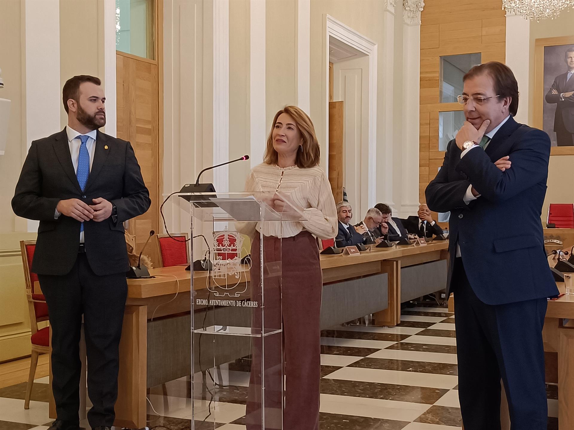 La Ministra de Transporte asegura que las obras de electrificación del tramo entre Plasencia y Badajoz finalizarán antes del verano La Ministra de Transporte asegura que las obras de electrificación del tramo entre Plasencia y Badajoz finalizarán antes del verano