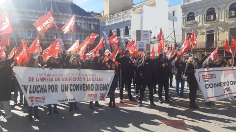 Concentración de los sindicatos en la Plaza Mayor de Ciudad Real