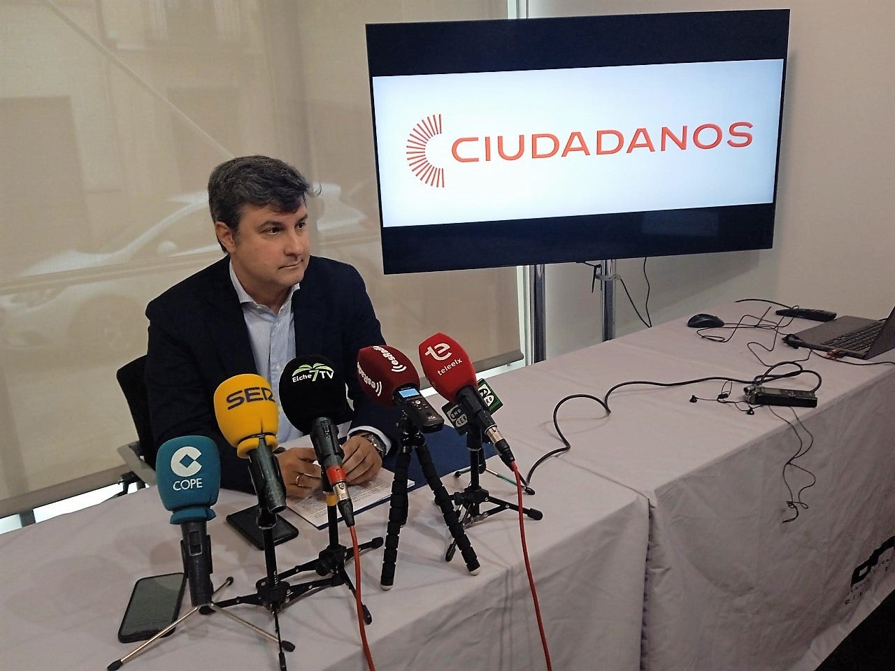 Eduardo García-Ontiveros pide la portavocía de Cs en Elche tras ser readmitido en el partido; Eva Crisol, de momento no la cede Eduardo García-Ontiveros pide la portavocía de Cs en Elche tras ser readmitido en el partido; Eva Crisol, de momento no la cede