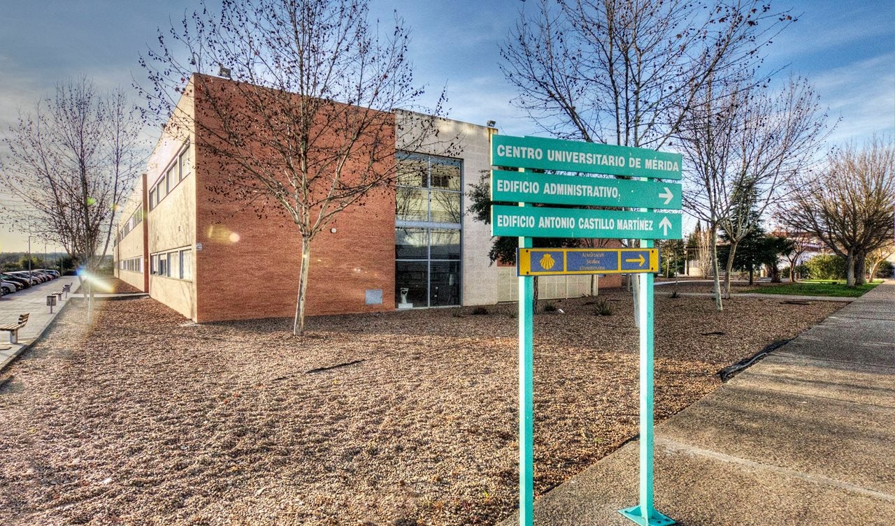 Renovado el convenio con la Universidad de Extremadura para el uso gratuito de las instalaciones deportivas de la ciudad por el alumnado del CUM Renovado el convenio con la Universidad de Extremadura para el uso gratuito de las instalaciones deportivas de la ciudad por el alumnado del CUM