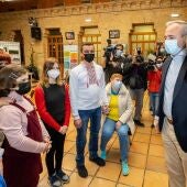 El alcalde de Zaragoza con los primeros refugiados ucranianos que llegaron hace un año